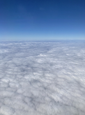 蓝色高空白色云层摄影图片